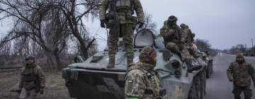 غارات روسية على مدينة في شرق أوكرانيا وزيلينسكي ينشد السلاح